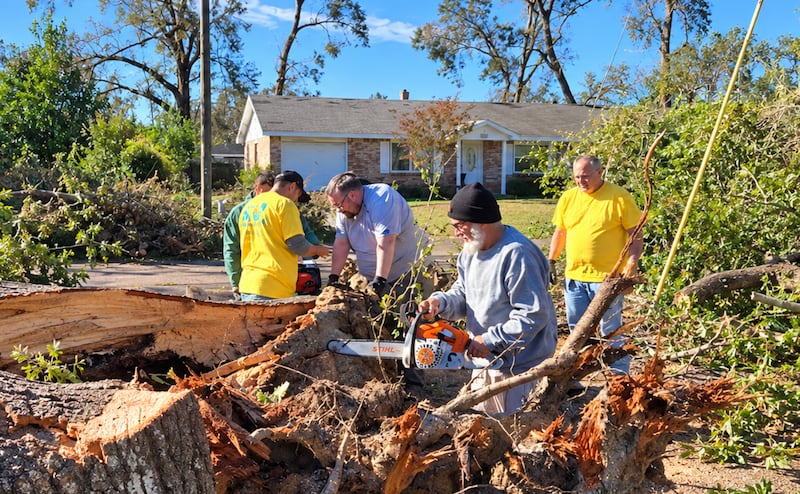 Voluntarios de La Iglesia de Jesucristo de los Santos de los Últimos Días limpian escombros después del huracán Isaías en Pensacola, Florida, el sábado 17 de octubre de 2026.