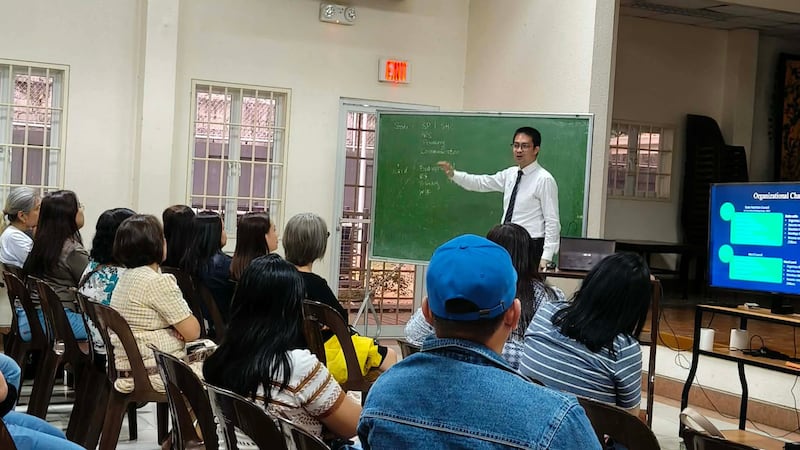 Las familias aprenden sobre el Programa de Nutrición Infantil en el centro de estaca de Pasay, Filipinas, el 31 de enero de 2026.