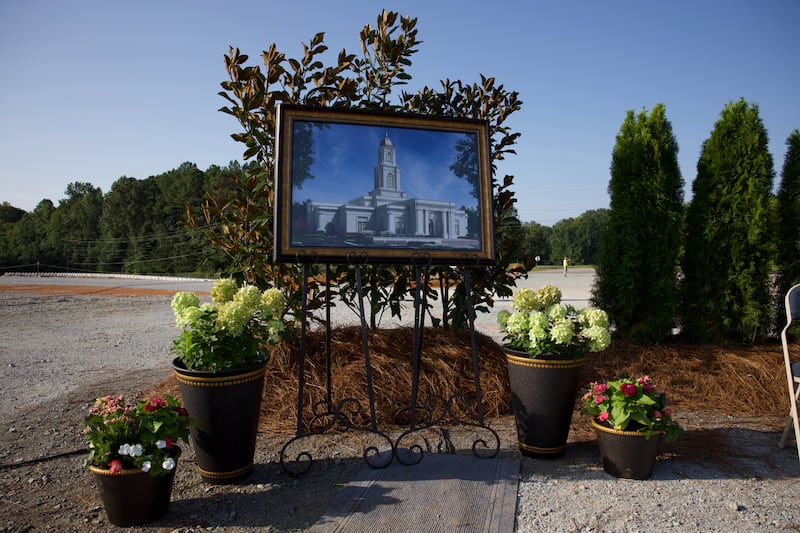 Un render arquitectónico del Templo de Huntsville, Alabama se exhibe en su ceremonia de colocación de la primera piedra el sábado 15 de agosto de 2026 en Madison, Alabama.