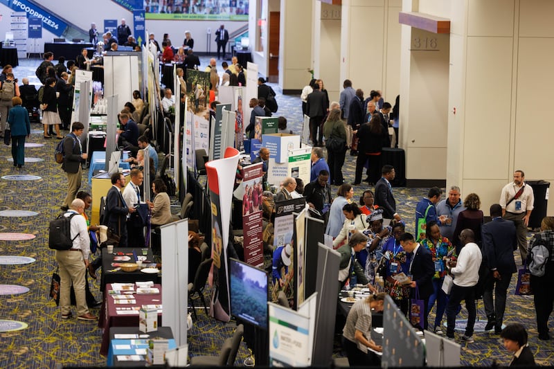 Los oradores y asistentes visitan los puestos de información en el Diálogo Internacional Borlaug del Premio Mundial de la Alimentación, en Des Moines, Iowa, el 29 de octubre de 2024.