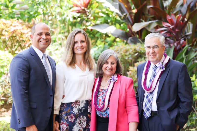 De izquierda a derecha, el presidente de BYU-Hawái, John S.K. Kauwe III, la hermana Monica Kauwe, la hermana Zulma González y el élder Walter F. González se reúnen antes de un devocional en el campus el 15 de marzo de 2022.