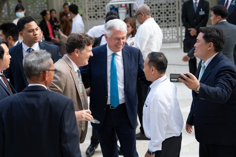 El élder Dieter F. Uchtdorf interactúa con líderes locales de la Iglesia después de una reunión de liderazgo.