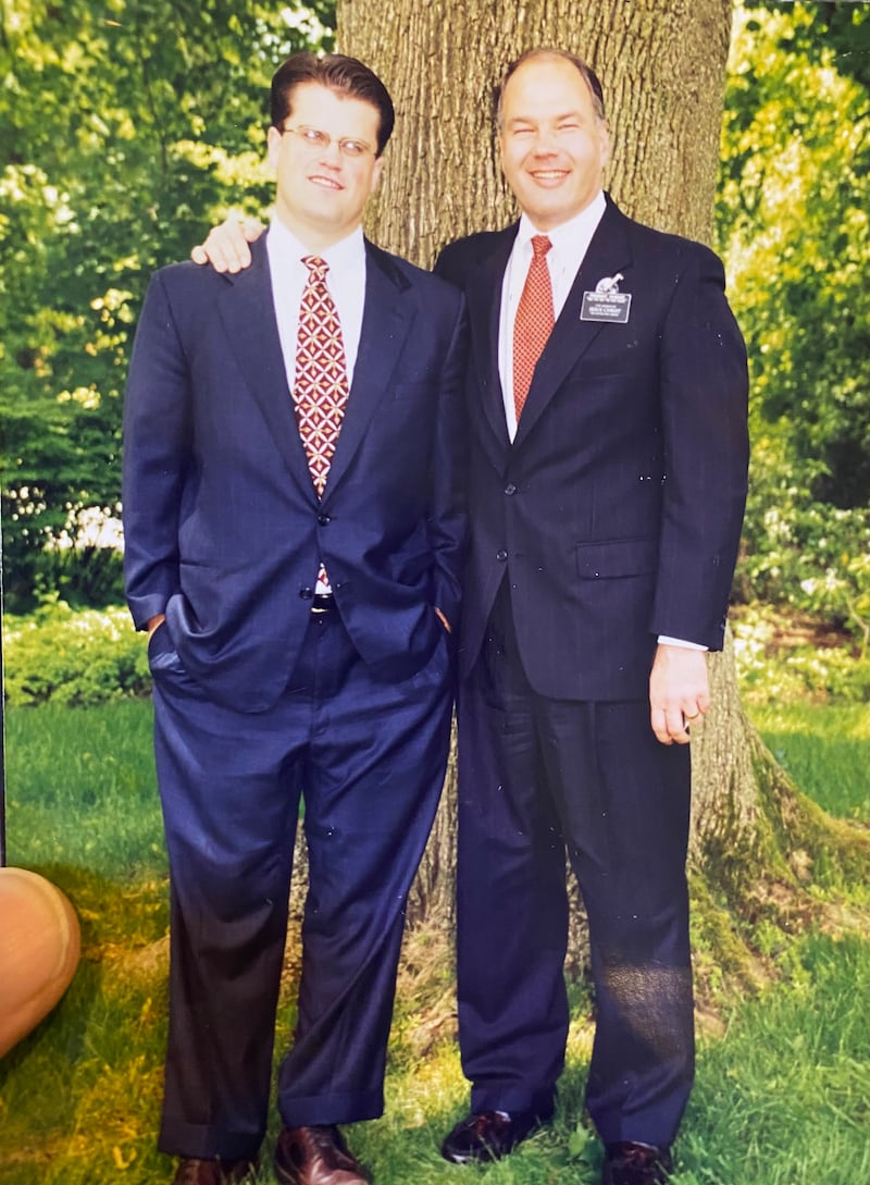 Russell Pratt se para junto a su presidente de misión, élder Ronald A. Rasband, fuera de la casa de la Misión Nueva York Nueva York Norte en Scarsdale, Nueva York, al final de su misión en 1998.
