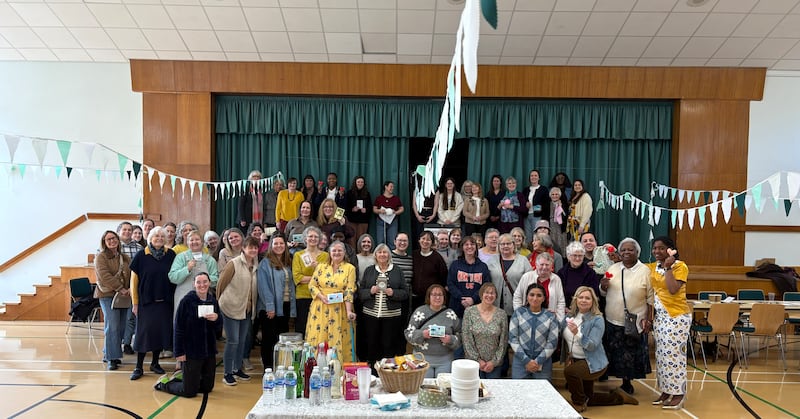 Las mujeres de la Estaca de Northampton, Inglaterra, se reúnen para un día de servicio de la Sociedad de Socorro el 14 de marzo de 2026.