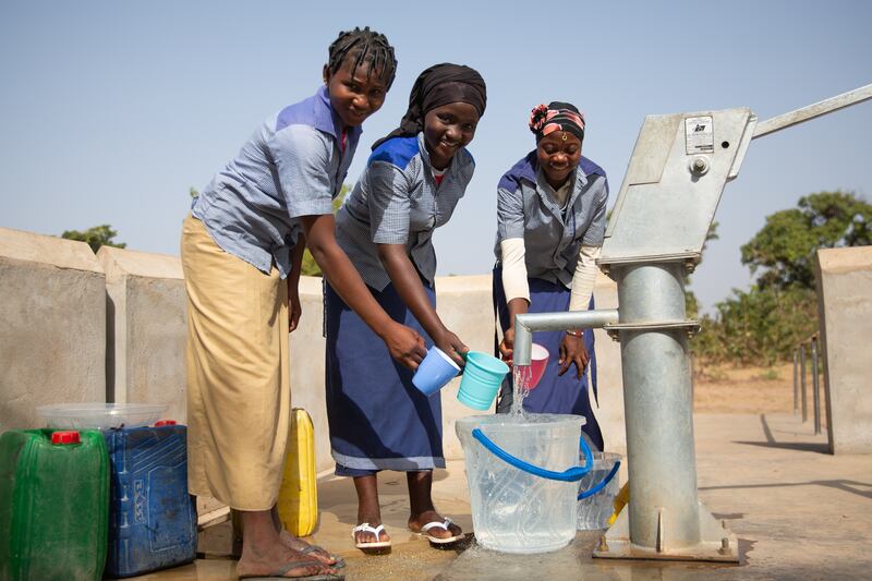 Estudiantes recogen agua en el grifo de agua recién instalado en la escuela Soubouy en Burkina Faso en noviembre de 2024.
De izquierda a derecha: Eulalie, 15, Bibata Fofana, 18, Sophie, 16.