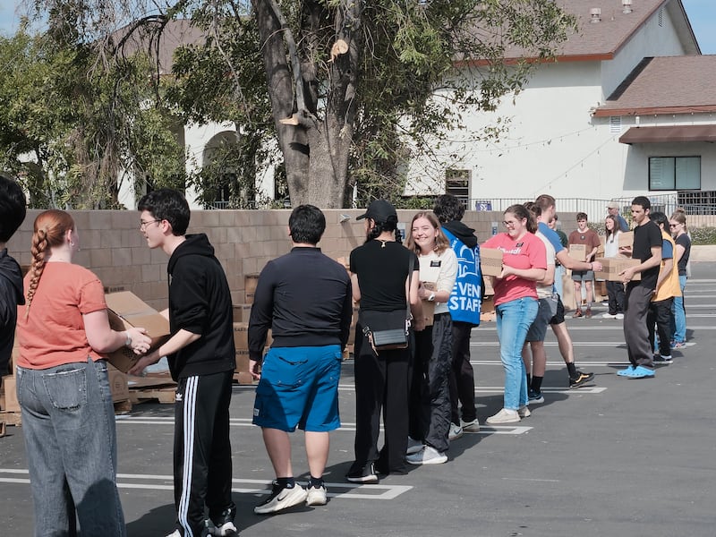 Voluntarios descargan cajas de alimentos donadas por La Iglesia de Jesucristo de los Santos de los Últimos Días en Yorba Linda, California, el jueves 5 de febrero de 2026. Un camión semirremolque lleno de alimentos fue entregado a varios bancos de alimentos como parte de una donación más grande a 250 bancos de alimentos en todo el país en celebración del 250.º aniversario de los Estados Unidos.