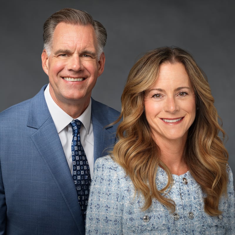 R. Tyler Wallis y Elizabeth Wallis, quienes servirán como presidente y compañera de la nueva Misión California Carlsbad a partir de julio de 2026.