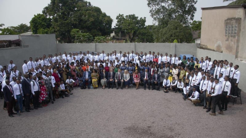 El élder Gary E. Stevenson y otros líderes se toman una foto grupal con misioneros en Kinshasa, República Democrática del Congo en febrero de 2024.