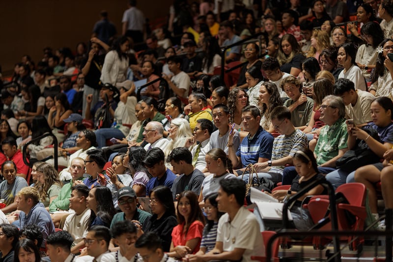 Estudiantes, profesores y miembros de la comunidad ven un devocional de BYU–Hawaii el 9 de septiembre de 2025, en Laie, Hawái.