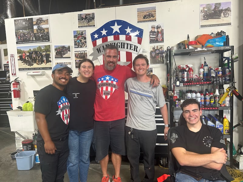 El élder Tryston O'Toole, segundo desde la derecha, aparece en la foto con sus compañeros de trabajo en Warfighter Made en Temecula, California.