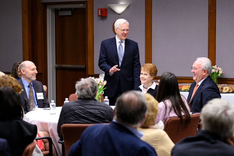 El élder D. Todd Christofferson, del Cuórum de los Doce Apóstoles, habla en un desayuno con miembros del Comité Judío Estadounidense el martes 26 de abril. El grupo recorrió el Templo de Washington D.C.