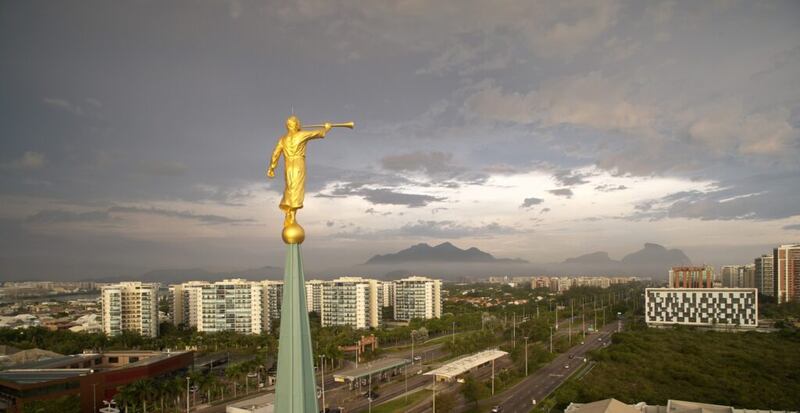La estatua del ángel Moroni de Karl Quilter se ve en el Templo de Río de Janeiro, Brasil.