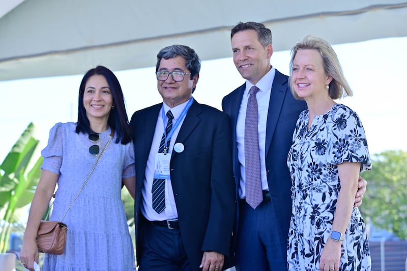 El élder B. Corey Cuvelier de la Presidencia del Área Brasil y su esposa, la hermana Wendi Cuvelier, se toman una foto con invitados en la ceremonia de colocación de la primera piedra del Templo Brasil Maceió.