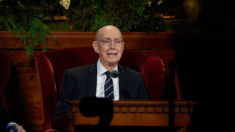 El presidente Henry B. Eyring, primer consejero de la Primera Presidencia, habla durante la sesión del sábado por la mañana de la 196ª Conferencia General Anual de La Iglesia de Jesucristo de los Santos de los Últimos Días en el Centro de Conferencias en Salt Lake City, el 4 de abril de 2026.