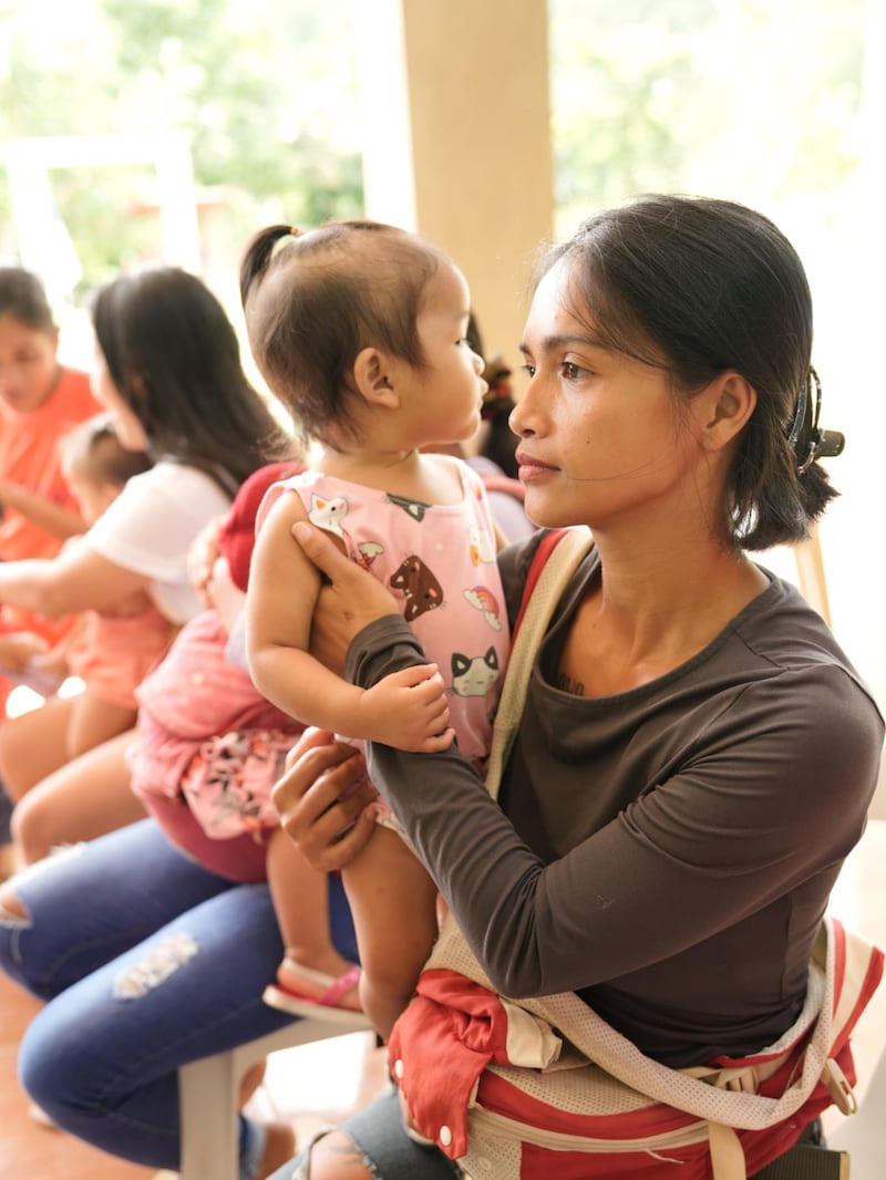 Una madre y su hijo asisten a una evaluación nutricional en Filipinas, agosto de 2025.