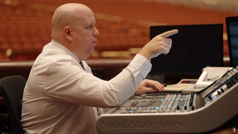 Aaron Kobel, ingeniero de audio para la Iglesia, prueba el audio del micrófono antes de la Conferencia General.