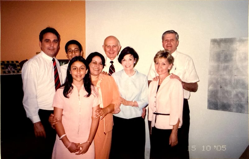 En una foto de octubre de 2005, el entonces élder Dallin H. Oaks y la hermana Kristen M. Oaks, en el centro, se detienen para una foto con Rodrigo y Alessandra Myrrha y sus hijos, a la izquierda.