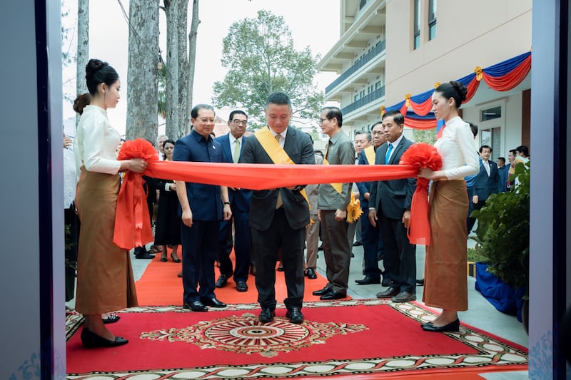El élder Benjamin M. Z. Tai, Setenta Autoridad General y presidente del Área Asia, corta una cinta para conmemorar la gran inauguración del nuevo centro cardiológico del Hospital de Referencia Provincial de Siem Reap, en Siem Reap, Camboya, el 26 de febrero de 2026.