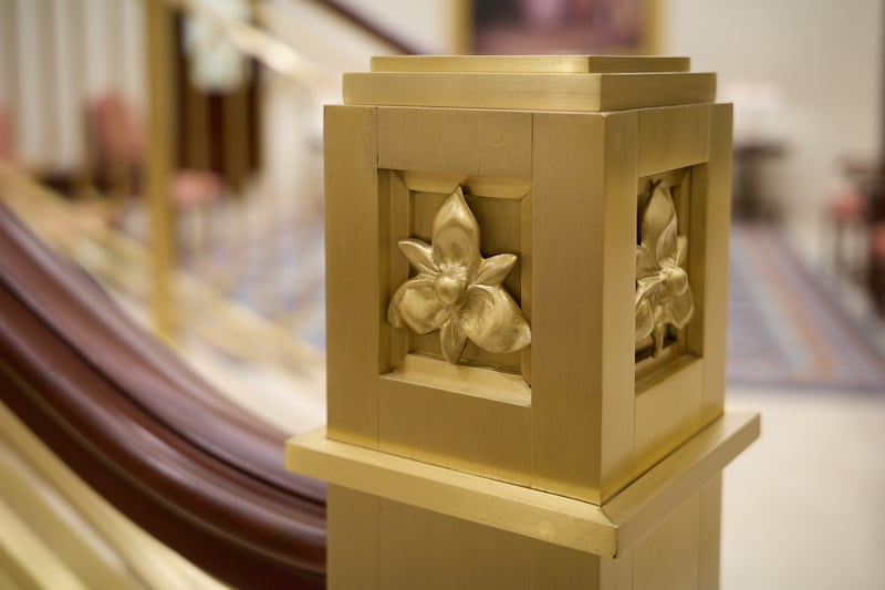 El diseño de la flor nacional de Guatemala, la monja blanca, se muestra en la barandilla de las escaleras dentro del Templo Miraflores Ciudad de Guatemala Guatemala.