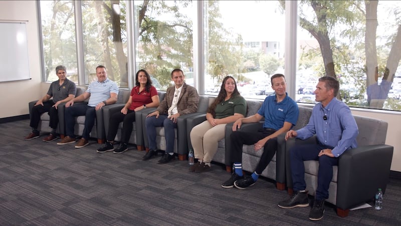 Dan Taylor, administrador de extensión de admisiones en BYU, facilita un panel de representantes de cada una de las instituciones dentro del Sistema Educativo de la Iglesia, durante un evento en vivo el martes, 1 de septiembre de 2026.