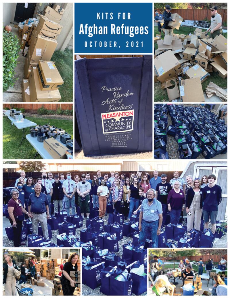 Voluntarios de Tri-Valley, California, ensamblan kits de cocina para refugiados afganos en octubre de 2021