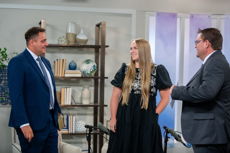 Los copresidentes de la Conferencia de ASJ del Área de Utah de 2026, Zach Sutton, a la izquierda, y Shelby Hurst, al centro, conversan con el editor de Church News, Jon Ryan Jensen, a la derecha, antes de grabar un episodio del podcast de Church News lanzado el martes, 11 de agosto de 2026.