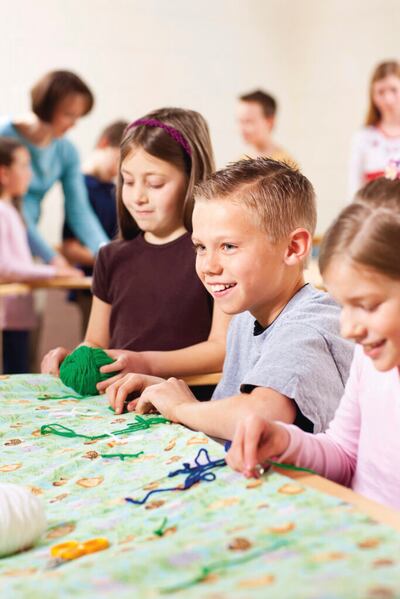 Los niños acolchan juntos. Los niños están invitados a participar en #IluminaElMundo este año con su propio calendario de ideas de servicio diario.