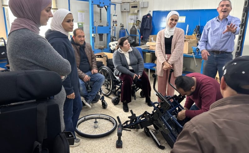 Especialistas de Salt Lake City, Utah y Amán, Jordania colaboran para construir una silla de ruedas especializada.
