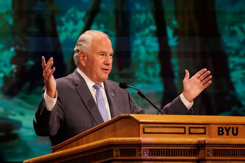 El élder Ronald A. Rasband ofrece una charla devocional en el Centro Marriott de BYU el martes 27 de octubre de 2026.