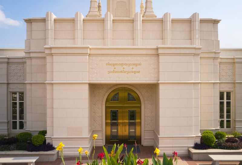 "Santidad al Señor: La casa del Señor" está inscrito sobre la entrada del Templo de Phnom Penh Camboya.