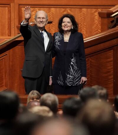 El presidente Russell M. Nelson y su esposa, la hermana Wendy Nelson, saludan a los participantes luego de la sesión del domingo por la mañana de la Conferencia General Semestral No 189 de La Iglesia de Jesucristo de los Santos de los Últimos Días en Salt Lake City el domingo, 6 de octubre de 2019.