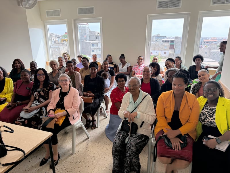 Las hermanas de la Sociedad de Socorro se reúnen en la nueva Capilla de Eugenio Lima en Praia, Cabo Verde, el domingo, 12 de abril de 2026.
