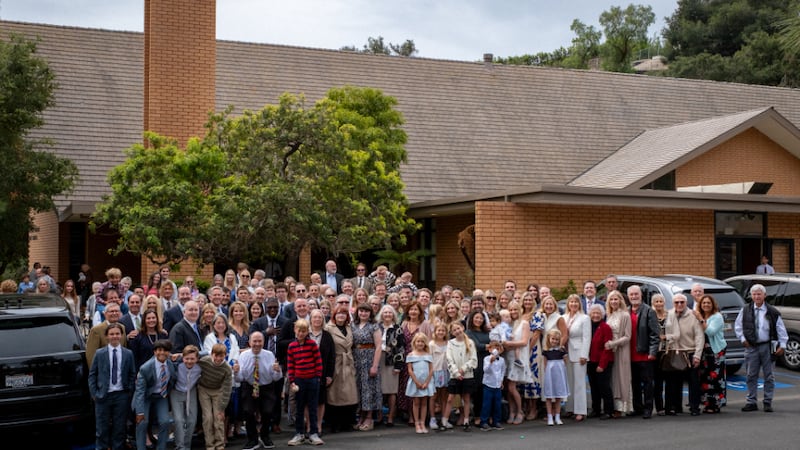 Los miembros del Barrio Pacific Palisades del Estaca Los Ángeles California posan para una foto grupal afuera de su capilla rededicada el domingo 12 de abril de 2026.