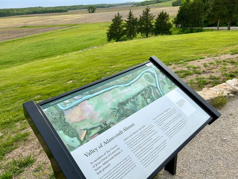Un letrero domina el Valle de Adón-di-Ahmán cerca de Jameson, Missouri, en mayo de 2026.