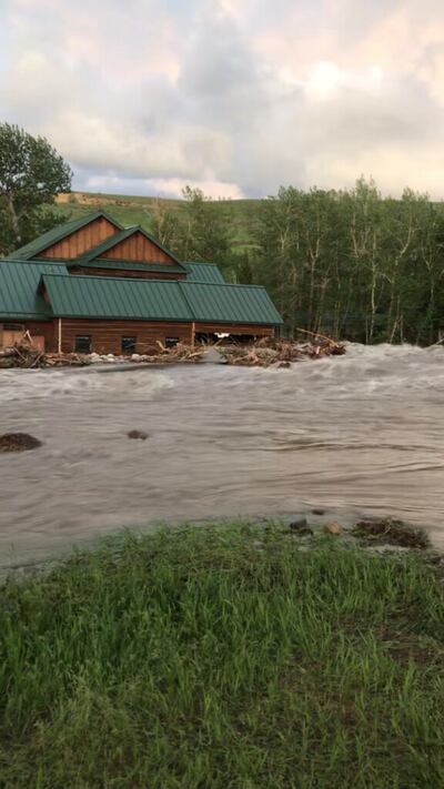 Una cabaña es destruida por las aguas torrenciales causadas por la inundación del río Rock Creek en la ciudad de Red Lodge, Montana, el 13 de junio de 2022.
