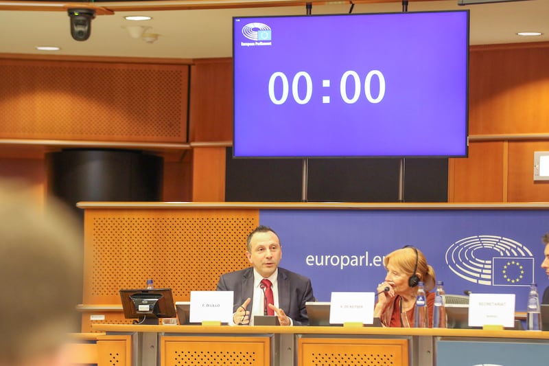 Francesco Di Lillo, director de la Oficina de Asuntos Internacionales y de la Unión Europea de La Iglesia de Jesucristo de los Santos de los Últimos Días, izquierda, presenta sus comentarios durante el panel "IA, Salud y Derechos Fundamentales: Implementando el Enfoque Centrado en el Ser Humano de Europa" el 9 de junio de 2026 en el Parlamento Europeo en Bruselas, Bélgica.