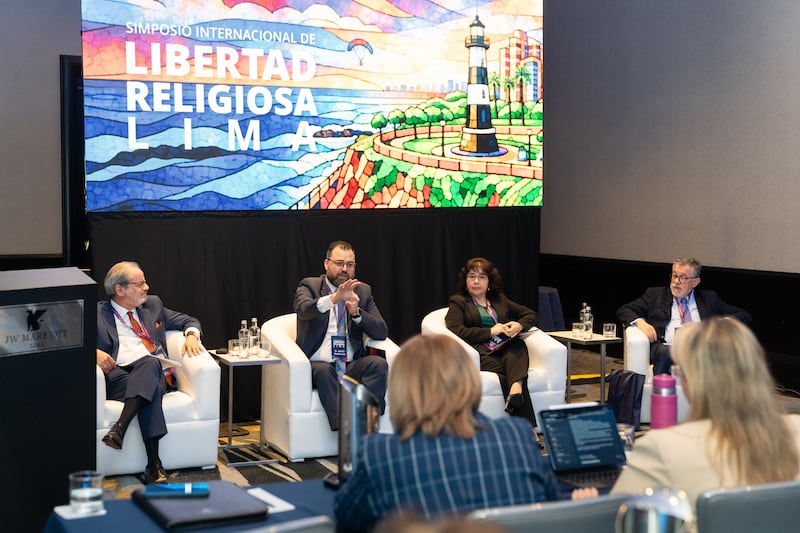 Líderes de fe, estudiosos del derecho y otros expertos participan en una mesa redonda en el primer Simposio Internacional sobre Libertad Religiosa en Lima, Perú, 4-5 de agosto de 2026.