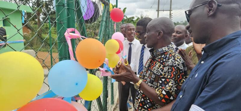 El jefe Nana Agyapong Boateng corta una cinta formalizando la entrega del pozo el 22 de julio de 2025, en Addokrom, Ghana.
