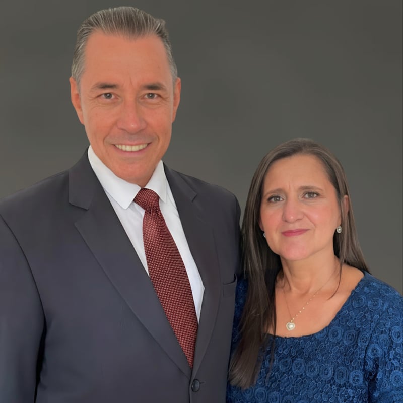 Edgar A. Mantilla y Claudia de Mantilla, quienes servirán como presidente y directora del Templo de Bogotá, Colombia, a partir de septiembre de 2026.