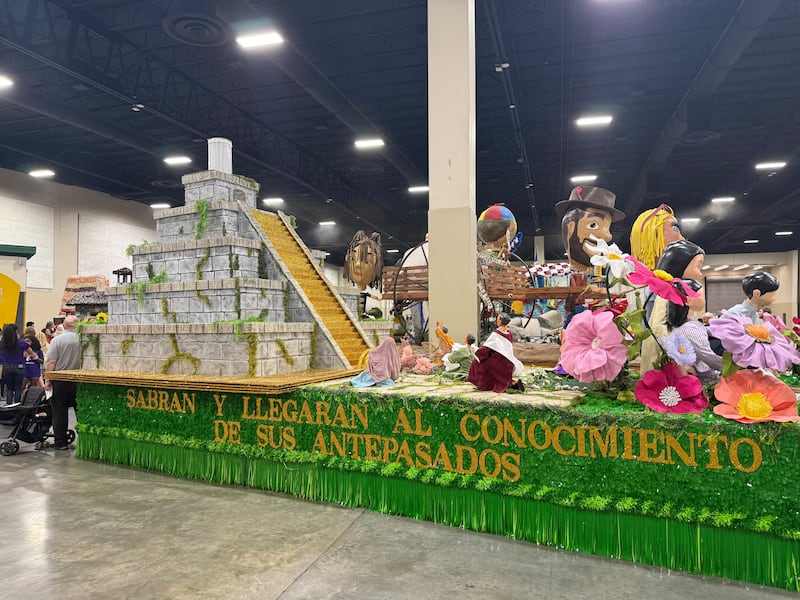 La carroza de la Estaca Wasatch Meadows de West Jordan, Utah (Hispanohablante) representa una escena del Libro de Mormón durante la fiesta de vista previa de carrozas de los Días del '47 en el Centro de Expo de Mountain America en Sandy, Utah, el martes 21 de julio de 2026.