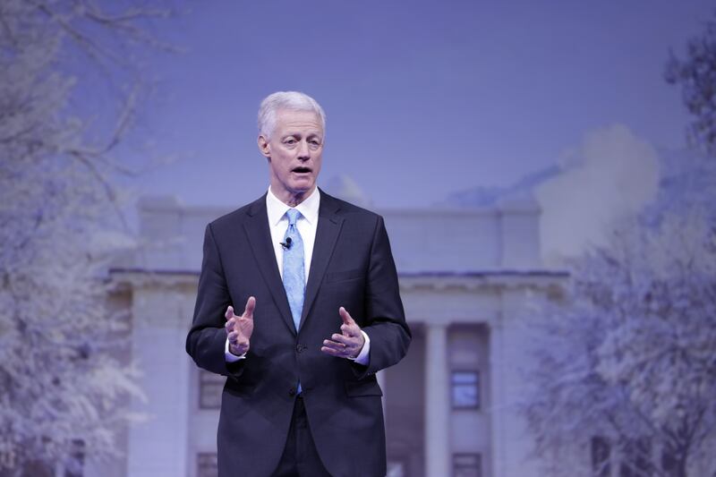 El presidente de la Universidad Brigham Young, Kevin J. Worthen, habla en un devocional en el campus
