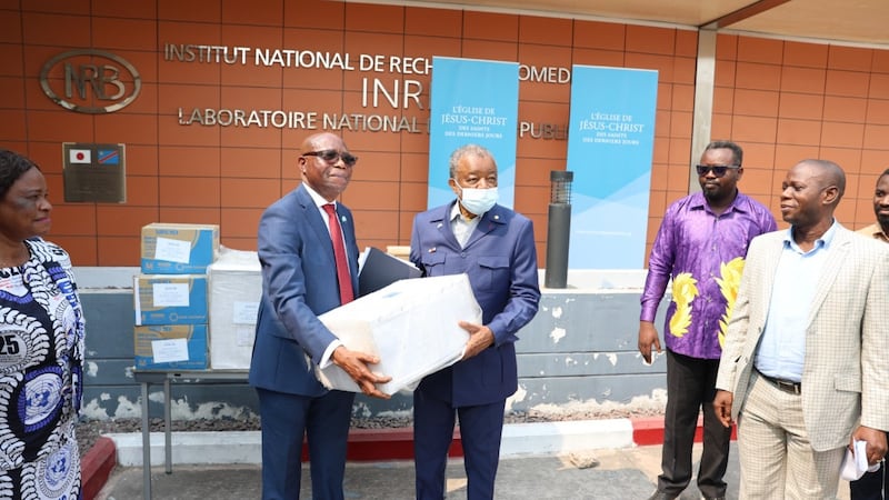 El élder David Ngabizele presenta equipo de salud donado en Kinshasa, República Democrática del Congo, 16 de julio de 2026.