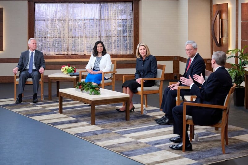 El élder David A. Bednar, del Cuórum de los Doce Apóstoles, a la derecha, habla durante una grabación de la transmisión de Instrucción para líderes del templo e historia familiar de 2022. Desde la izquierda, escuchan el élder Kevin S. Hamilton, la hermana Reyna I. Aburto, la presidenta Camille N. Johnson y el élder Gerrit W. Gong.