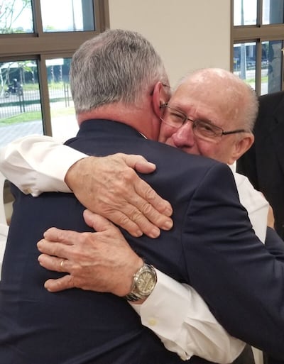 El élder Ulisses Soares, del Cuórum de los Doce Apóstoles (izquierda), abraza a Lino Cintras luego de una reunión con los líderes de la Iglesia de visita y los miembros pioneros de Fortaleza, Brasil, el 1 de junio de 2019.