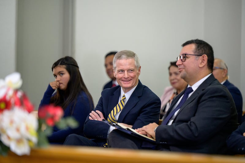 El élder David A. Bednar, del Cuórum de los Doce Apóstoles, al centro, sonríe durante la conferencia de la Estaca Colina Chile en Santiago, Chile, el 17 de mayo de 2026.