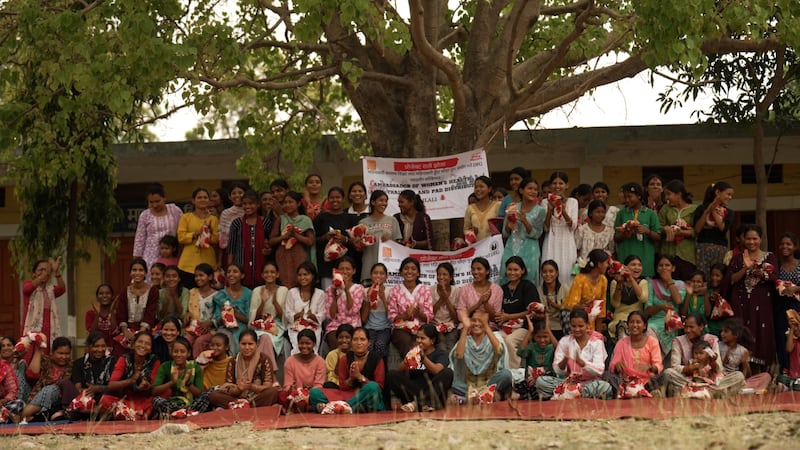 Niñas y mujeres de una aldea en Nepal se reúnen para una foto grupal después de una clase sobre salud menstrual ofrecida por la organización sin fines de lucro Days for Girls Nepal a principios de mayo de 2025. Estas clases fueron posibles gracias a las donaciones realizadas por medio de la iniciativa de las máquinas expendedoras Ilumina el Mundo, patrocinada por La Iglesia de Jesucristo de los Santos de los Últimos Días.