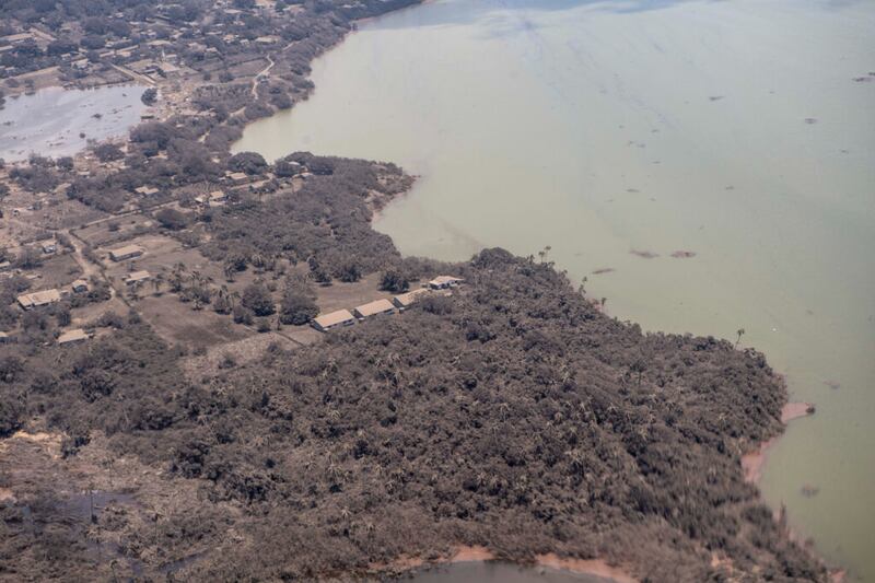 La costa de Tonga muestra una densa capa de ceniza volcánica sobre el campo y las estructuras en esta foto de enero de 2022 de la Real Fuerza Aérea de Nueva Zelanda.