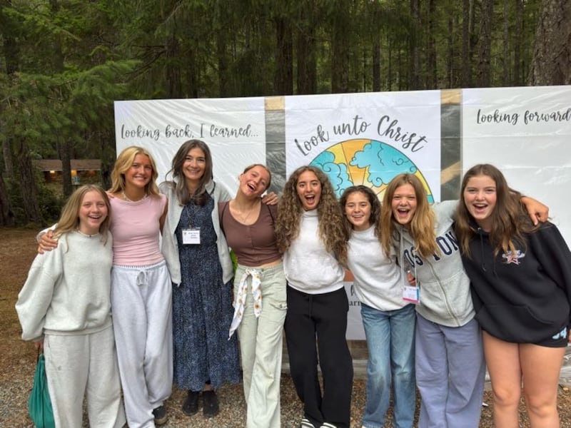 Las mujeres jóvenes posan para una foto con la hermana Andrea Muñoz Spannaus, segunda consejera de la presidencia general de las Mujeres Jóvenes, durante el campamento de las Mujeres Jóvenes en el sur de la isla de Vancouver, Canadá, en agosto de 2025.