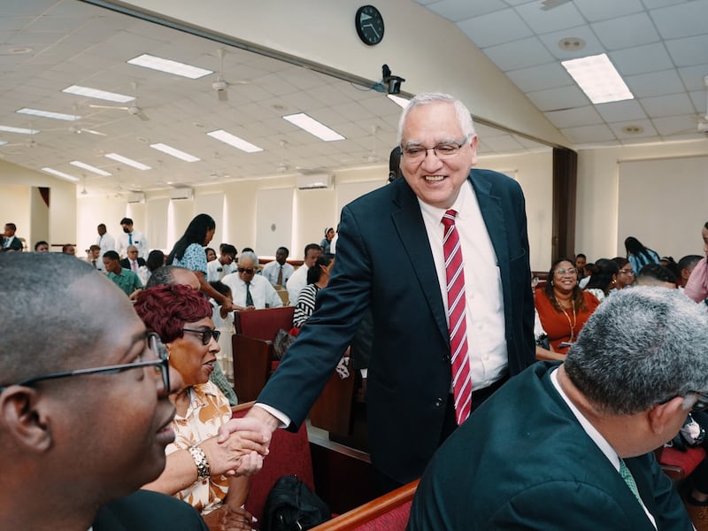 El élder Hugo Montoya, Setenta Autoridad General y miembro de la presidencia del Área Caribeña, da un apretón de manos a un miembro en una conferencia especial en Puerto Plata, República Dominicana, el 13 de septiembre de 2026.