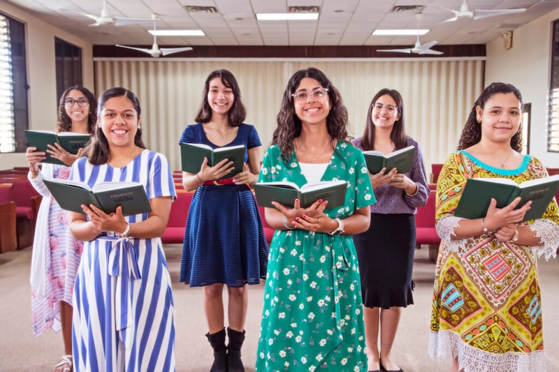 Las mujeres jóvenes del Caribe participan en un número musical pregrabado como parte de una conferencia virtual Para la Fortaleza de la Juventud que se llevó a cabo del 22 al 26 de junio de 2020.